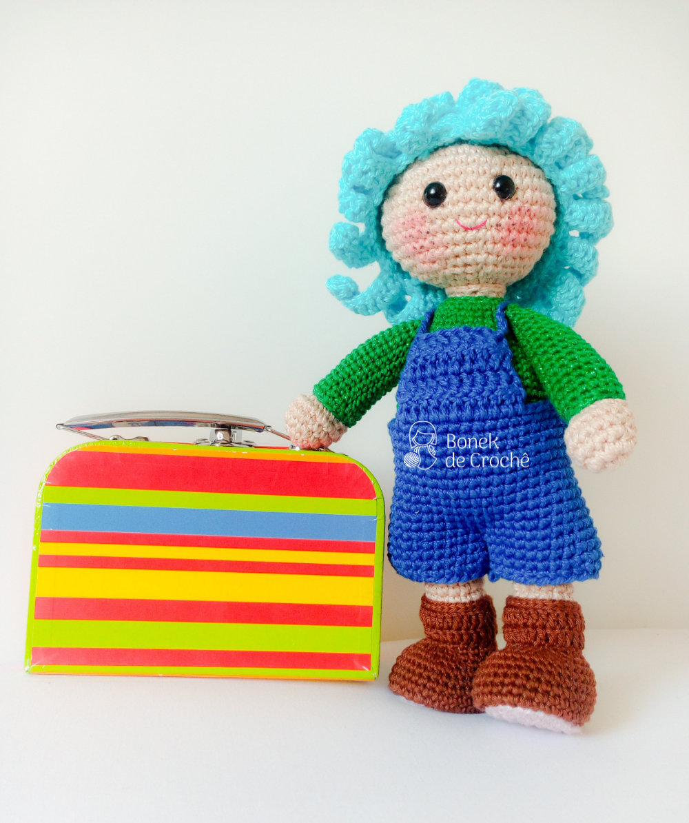 Jardineira para boneca de crochê